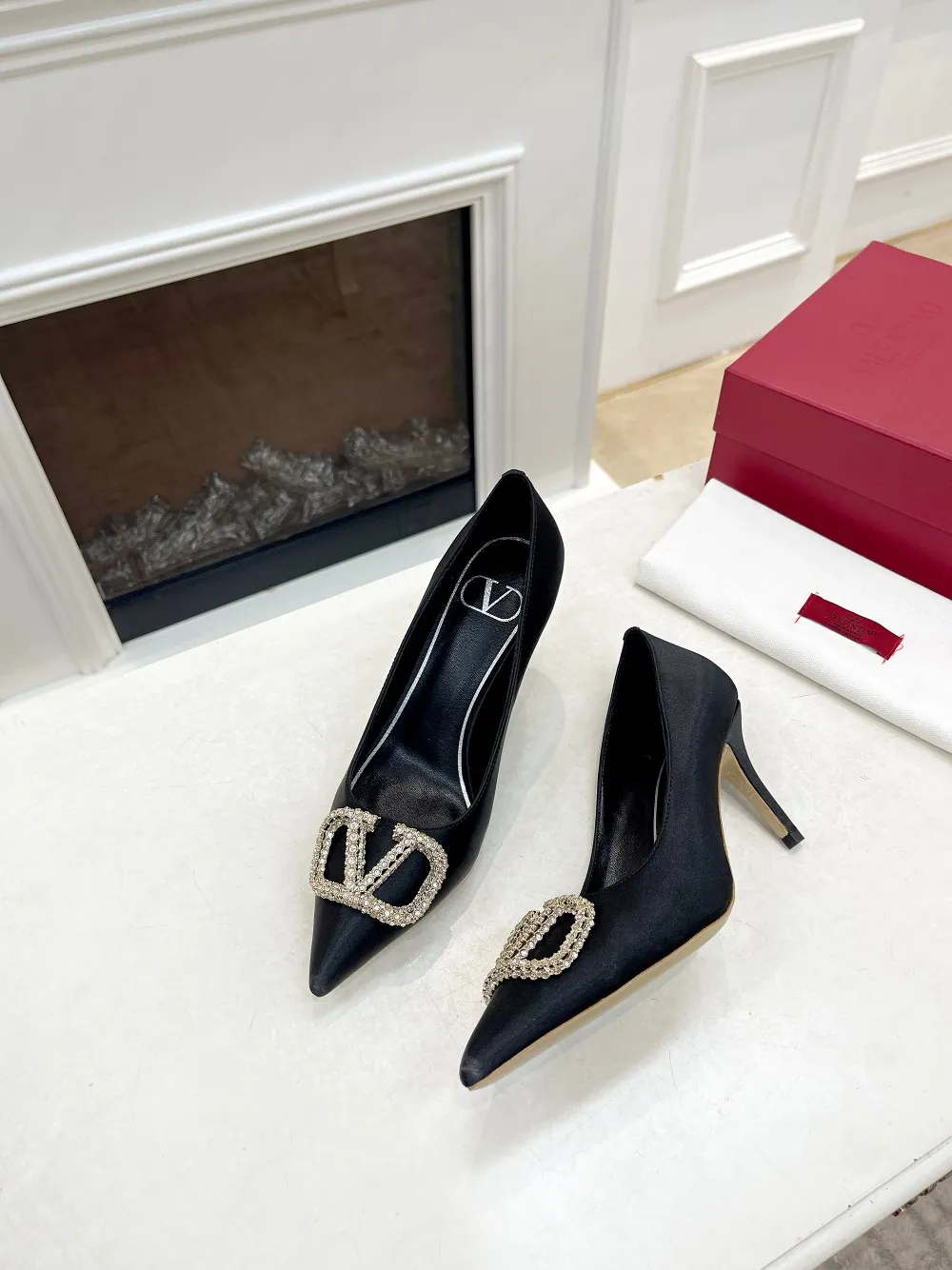 👟👟Ex-factory price 440👟👟 Genuine leather sole +40 Top version 𝑉𝐴𝐿𝐸𝑁𝑇𝐼𝑁𝑂 Valentino new spring and summer women's 8-color single shoes [Latest rhinestone buckle] brings out a full sense of luxury, and the new season will live up to expectations! Worth buying ★Absolutely high-grade❥Original method, Absolute sensibility❥Elegant style, No-frills walking artifact Code number: 35-41 (34-42 customized) Fabric: Imported silk Lining: Sheepskin lining Heel height: 4cm～7.5cm2⃣️A choice of leather outsole Rubber outsole